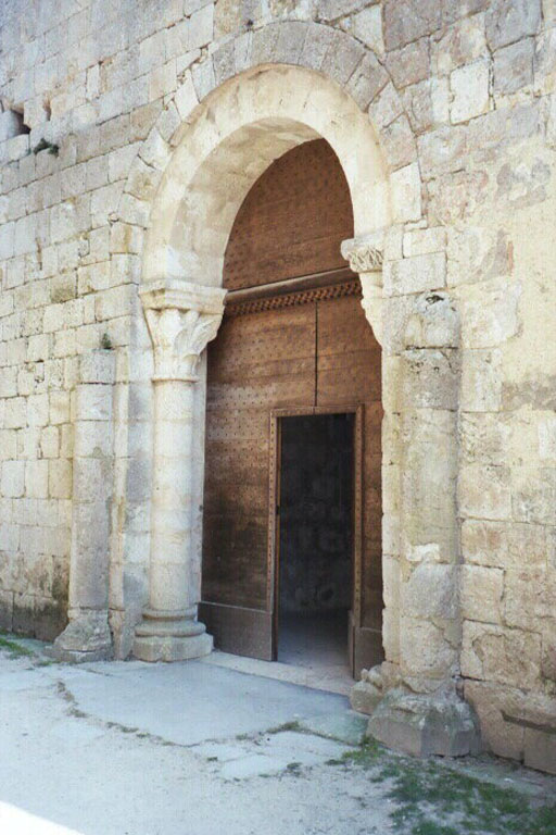 Larressingle church door